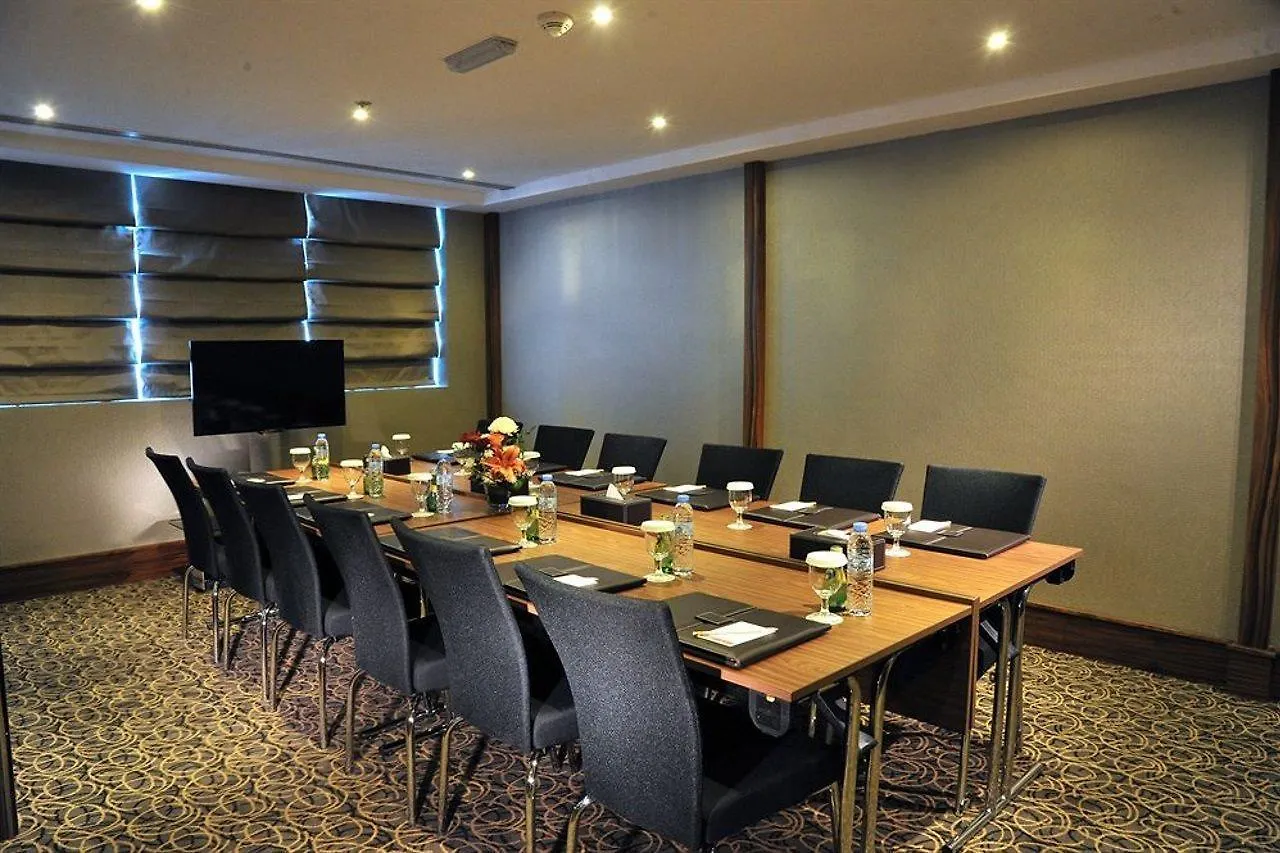 Hotel Ramada Abu Dhabi Corniche 4*,