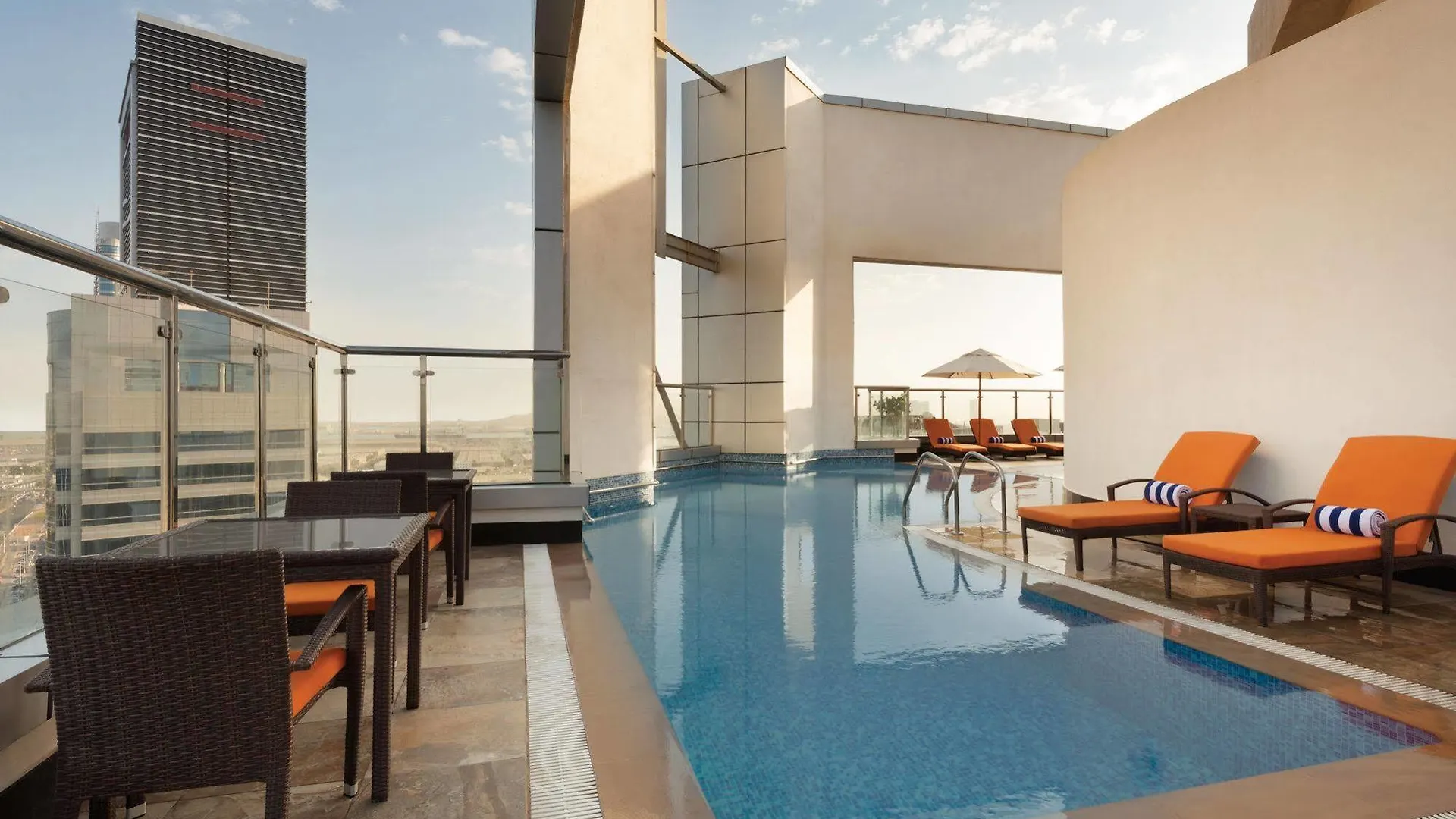 Hotel Ramada Abu Dhabi Corniche 4*,