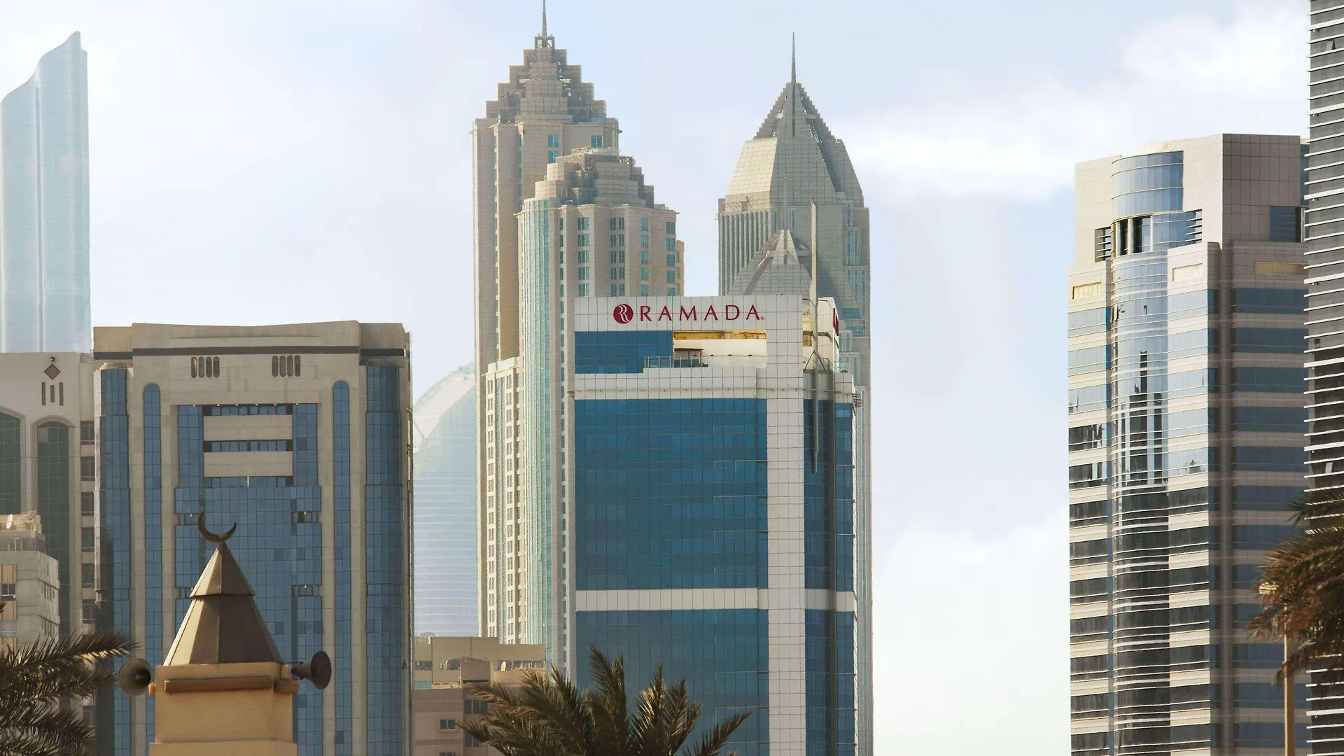 Ramada Abu Dhabi Corniche Hotel 4*,