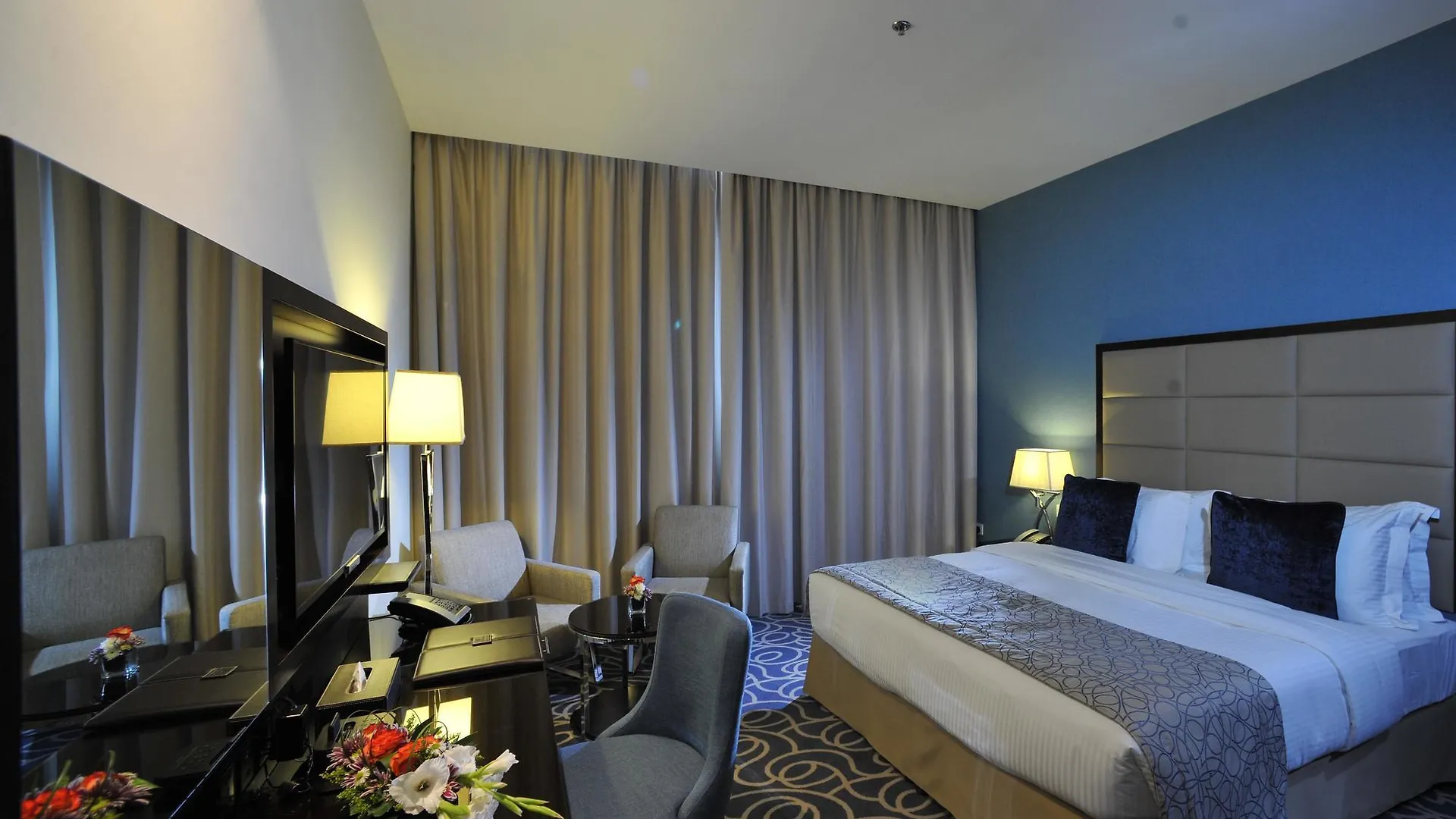 Ramada Abu Dhabi Corniche Hotel 4*,